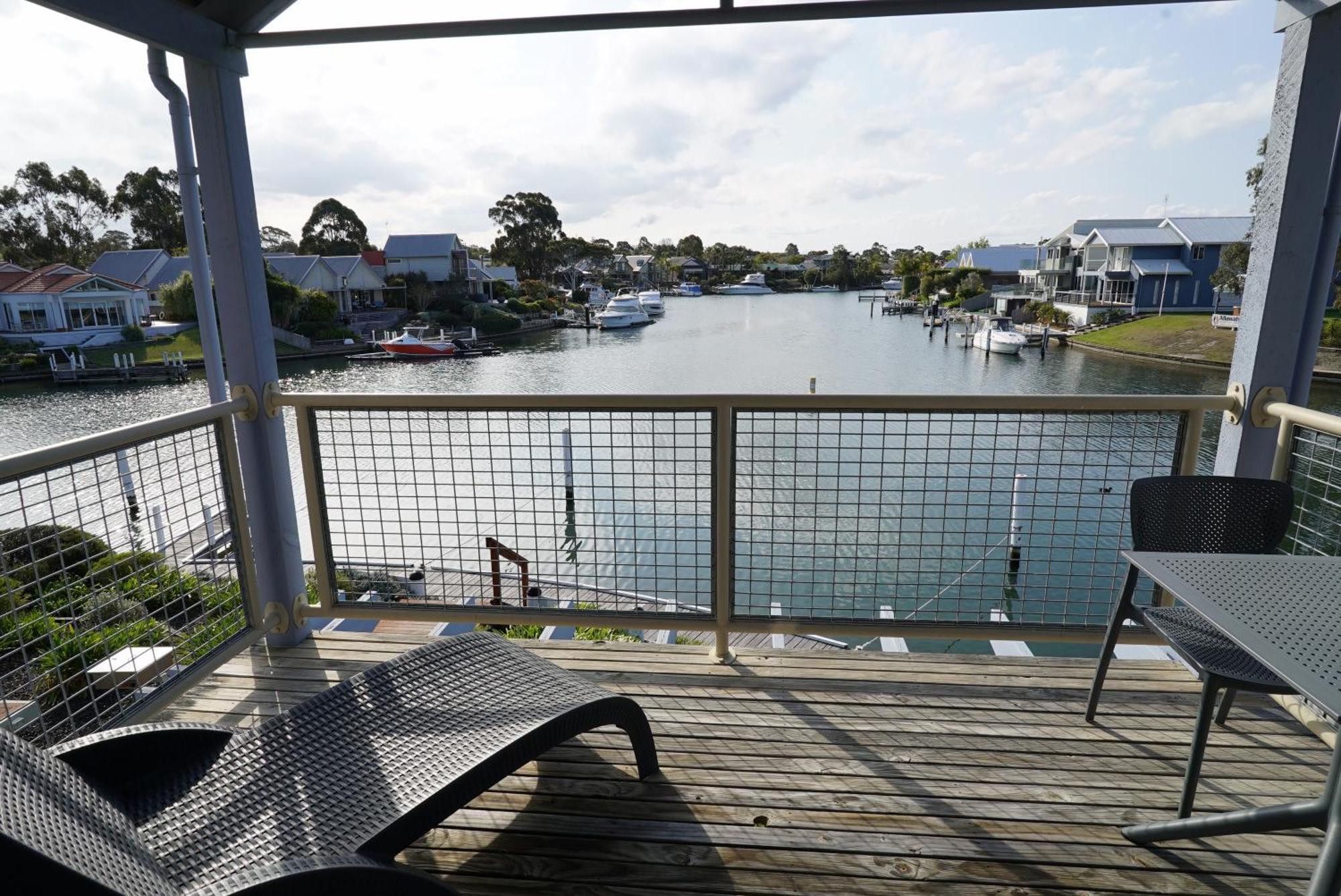 Captains Cove Resort - Waterfront Apartments Paynesville Exterior photo